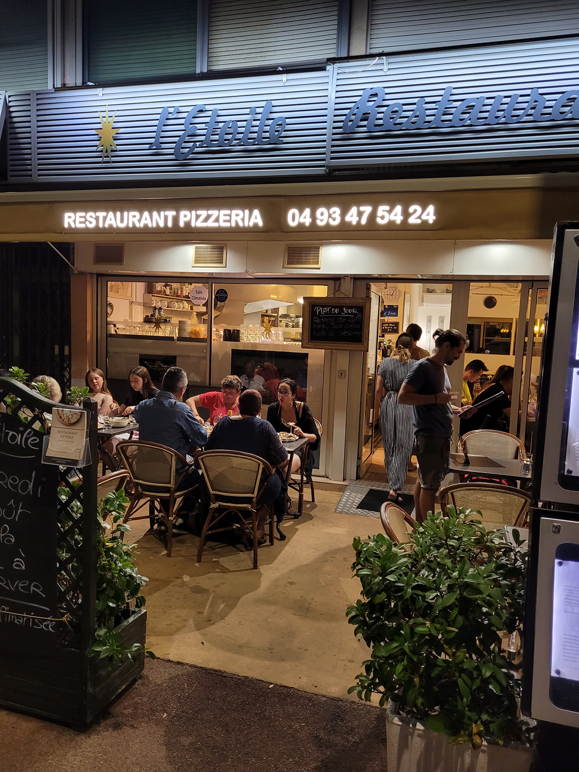 Façade du Restaurant L'Étoile en soirée